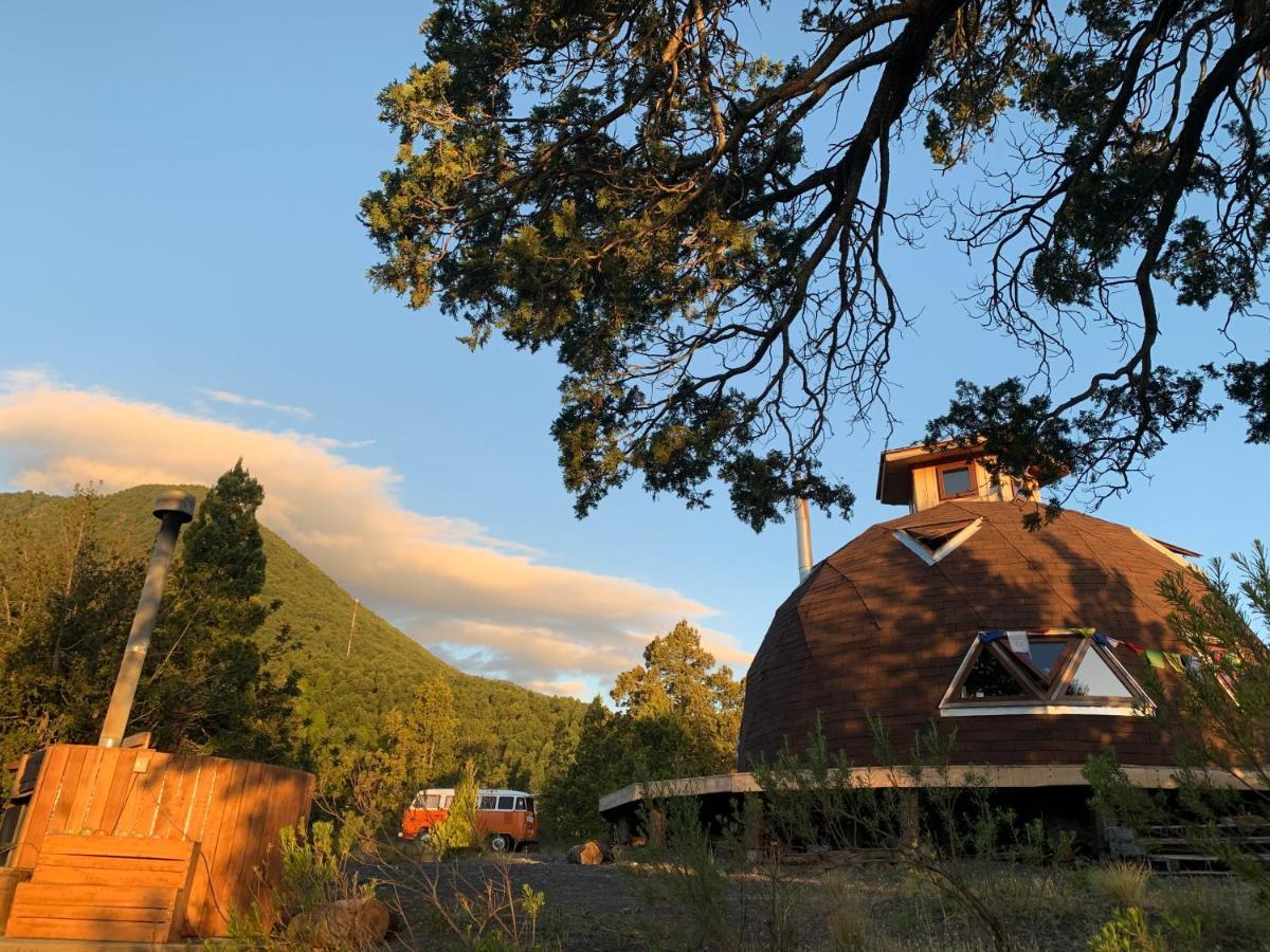 Domo Conguillio Conecta Con Tu Energia Sagrada Junto Al Salto Truful Truful Con Una Vista Majestuosa Que Podras Disfrutar En Una Tinaja Una Experiencia Que Alineara Tu Espiritu Y Tu Energia Interior Vivelo メリペウコ エクステリア 写真