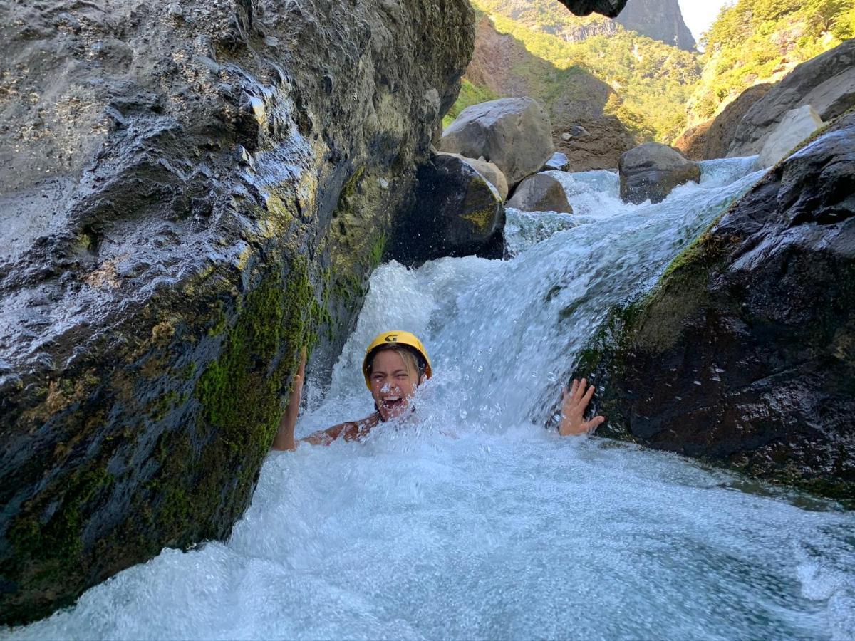 Domo Conguillio Conecta Con Tu Energia Sagrada Junto Al Salto Truful Truful Con Una Vista Majestuosa Que Podras Disfrutar En Una Tinaja Una Experiencia Que Alineara Tu Espiritu Y Tu Energia Interior Vivelo メリペウコ エクステリア 写真