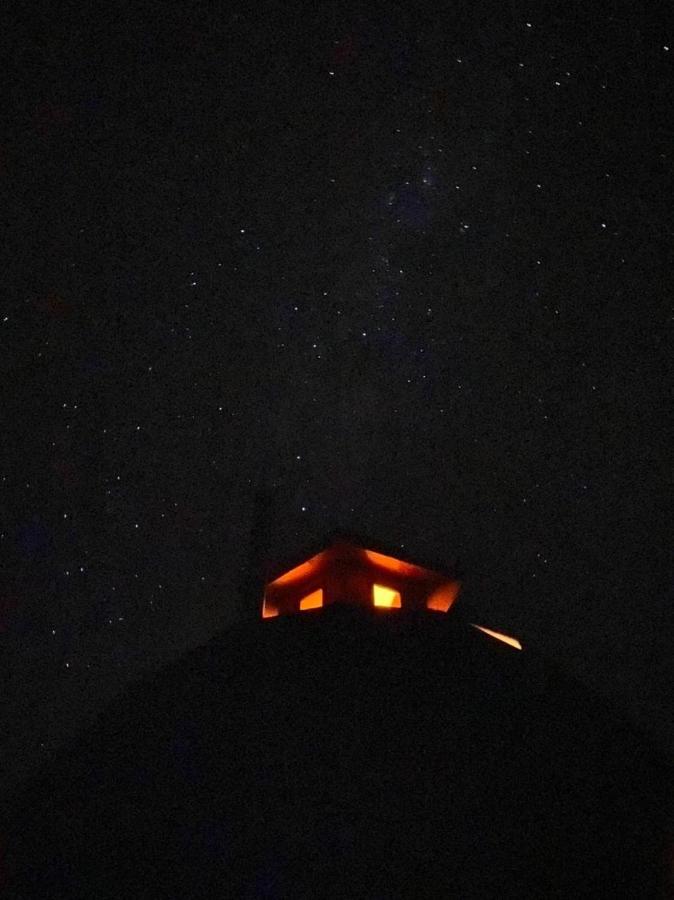 Domo Conguillio Conecta Con Tu Energia Sagrada Junto Al Salto Truful Truful Con Una Vista Majestuosa Que Podras Disfrutar En Una Tinaja Una Experiencia Que Alineara Tu Espiritu Y Tu Energia Interior Vivelo メリペウコ エクステリア 写真